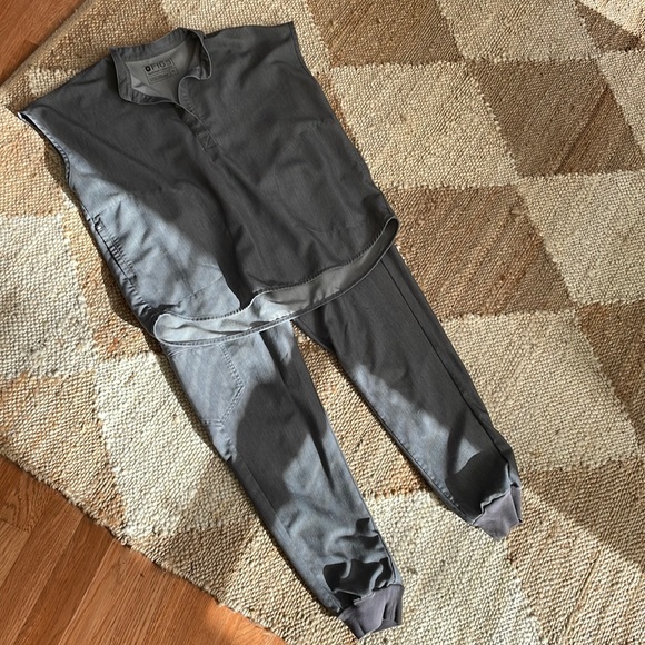 FIGS Scrub Set - Picture 1 of 3